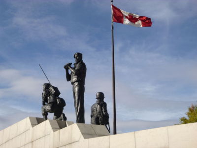 Peacekeeping Monument, Ottawa. Die drei Soldatenfiguren mit dem aufgerichteten Beobachter in der Mitte (Foto: Jan Erik Schulte, Oktober 2016)