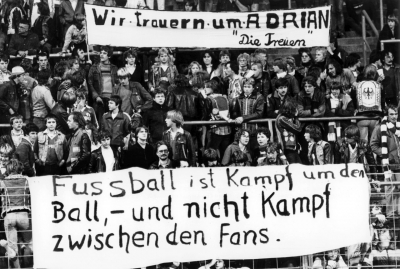 Der gewaltsame Tod von Adrian Maleika im Oktober 1982 löste in der Fan-Szene Erschütterung aus. Das Bild zeigt Spruchbänder bei einem UEFA-Cup-Spiel in Bremen.(picture alliance/dpa/Werner Schilling) Wandzeitung um 1972, herausgegeben von der Stuttgarter Gruppe »plakat«. Diese verstand sich als »Projektgruppe Presse und Information in der Stuttgarter APO«. In der beidseitig bedruckten Wandzeitung wurden mit dem Zitat eines Richters und dem Blick in eine verschmutzte Gefängniszelle die Haftbedingungen in bundesdeutschen Gefängnissen angeprangert. (Repro: Stiftung Haus der Geschichte der Bundesrepublik Deutschland, Bonn)