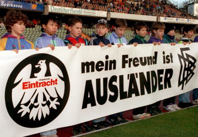 Mit der Kampagne »Mein Freund ist Ausländer« bezog der DFB eine klare Position. Vor einem Heimspiel von Eintracht Frankfurt gegen den Hamburger SV im Dezember 1992 präsentierten Kinder verschiedener Nationalitäten dieses Transparent gegen Rassismus.(picture alliance/dpa/Dieter Roosen) Mit der Kampagne »Mein Freund ist Ausländer« bezog der DFB eine klare Position. Vor einem Heimspiel von Eintracht Frankfurt gegen den Hamburger SV im Dezember 1992 präsentierten Kinder verschiedener Nationalitäten dieses Transparent gegen Rassismus. (picture alliance/dpa/Dieter Roosen)