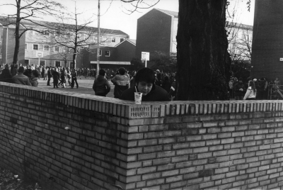 Der Schulhof wird oft als Ort der Freiheit, aber auch der Gewalt und Eingrenzung imaginiert. Das Bild stammt aus dem Wettbewerb um den Deutschen Jugendfotopreis, der seit 1962 in mehreren Alterskategorien die besten Fotos von Kindern, Jugendlichen und jungen Fotografen unter 26 Jahren auszeichnet.(Deutsches Historisches Museum, Sammlung Deutscher Jugendfotopreis, LD 2009/8.4397; Foto: Colin Gleichmann, Hannover 1984) http://libgen.io/comics0/_0DAY2/%5BDe%5D/BDs%20%5BDe%5D/B/Bouncer/Bouncer%2009%20-%20And%20Back.cbr