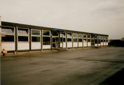Das Foto, das einen Schulbau im niedersächsischen Landkreis Diepholz zeigt, trug den Originaltitel »Meine Schule. Ein Alptraum«. Beim Wettbewerb um den Deutschen Jugendfotopreis wurde es eingereicht für das Sonderthema »Traum-Bilder«.(Deutsches Historisches Museum, Sammlung Deutscher Jugendfotopreis, LD 2009/8.5056; Foto: Peter Rolfs, Weyhe 1987) Das Foto, das einen Schulbau im niedersächsischen Landkreis Diepholz zeigt, trug den Originaltitel »Meine Schule. Ein Alptraum«. Beim Wettbewerb um den Deutschen Jugendfotopreis wurde es eingereicht für das Sonderthema »Traum-Bilder«. (Deutsches Historisches Museum, Sammlung Deutscher Jugendfotopreis, LD 2009/8.5056; Foto: Peter Rolfs, Weyhe 1987)