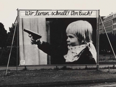 Plakat des Grafikers Manfred Spies mit einem Foto des Deutschen Kinderschutzbundes, 1979 – zunächst als Großplakat im öffentlichen Raum verwendet, dann als Poster gedruckt(Wikimedia Commons, Manfredspies, Wir lernen schnell grossplakat, CC BY-SA 3.0) Plakat des Grafikers Manfred Spies mit einem Foto des Deutschen Kinderschutzbundes, 1979 – zunächst als Großplakat im öffentlichen Raum verwendet, dann als Poster gedruckt (Wikimedia Commons, Manfredspies, Wir lernen schnell grossplakat, CC BY-SA 3.0)