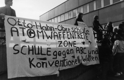 Demonstration gegen den NATO-Doppelbeschluss an der Otto-Hahn-Oberschule in Berlin-Neukölln(Otto-Hahn-Schule, Fotosammlung »Tag der Schulen« 1983, Fotograf/in unbekannt) Demonstration gegen den NATO-Doppelbeschluss an der Otto-Hahn-Oberschule in Berlin-Neukölln (Otto-Hahn-Schule, Fotosammlung »Tag der Schulen« 1983, Fotograf/in unbekannt)
