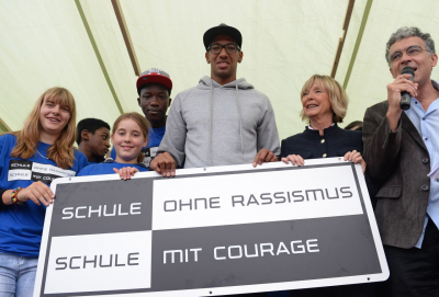 Fußball-Nationalspieler Jérôme Boateng vom FC Bayern München steht am 1. Oktober 2014 auf dem Schulfest der Ferdinand-von-Miller-Realschule in Fürstenfeldbruck (Bayern) zwischen Schülern und hält als Pate ein Schild mit der Aufschrift »Schule ohne Rassismus – Schule mit Courage« in Händen. Die Schule mit etwa 1.150 Kindern trat an diesem Tag der gleichnamigen Initiative bei. (Zum Verhältnis von Fußballsport und Gewaltprävention siehe auch den Aufsatz von Jutta Braun in diesem Heft.)(picture alliance/dpa/Andreas Gebert) Fußball-Nationalspieler Jérôme Boateng vom FC Bayern München steht am 1. Oktober 2014 auf dem Schulfest der Ferdinand-von-Miller-Realschule in Fürstenfeldbruck (Bayern) zwischen Schülern und hält als Pate ein Schild mit der Aufschrift »Schule ohne Rassismus – Schule mit Courage« in Händen. Die Schule mit etwa 1.150 Kindern trat an diesem Tag der gleichnamigen Initiative bei. (Zum Verhältnis von Fußballsport und Gewaltprävention siehe auch den Aufsatz von Jutta Braun in diesem Heft.) (picture alliance/dpa/Andreas Gebert)