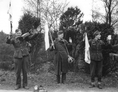 Frühjahr 1945: Deutsche Soldaten hissen weiße Fahnen als Zeichen der Kapitulation.(picture alliance/akg-images) Straßenszene bei den Protesten gegen den G20-Gipfel in Hamburg, 7. Juli 2017 (picture alliance/NurPhoto/Maciej Luczniewski)