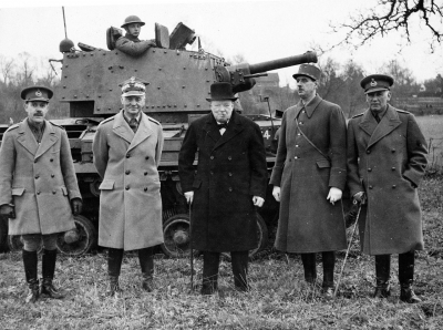 General Sikorski (zweiter von links), Premierminister Churchill (Mitte) und General de Gaulle (zweiter von rechts) bei einer Panzervorführung in England, Februar 1941(picture alliance/AP Images) General Sikorski (zweiter von links), Premierminister Churchill (Mitte) und General de Gaulle (zweiter von rechts) bei einer Panzervorführung in England, Februar 1941(picture alliance/AP Images)