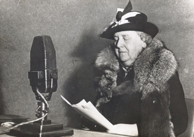 Königin Wilhelmina der Niederlande bei ihrer ersten Radio-Ansprache aus London, 28. Juli 1940. Sie eröffnete damit zugleich das Programm von »Radio Oranje«, dem offiziellen Sender der Exilregierung.(Nationaal Archief, Den Haag/Public Domain; unbekannter Fotograf) Afghanische Flüchtlinge demonstrieren am 22. Dezember 2012 in München gegen ihre drohende Abschiebung.(picture alliance/dpa/Tobias Hase)