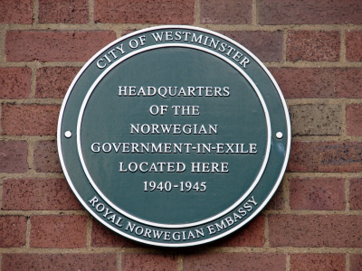 Tafel im heutigen Londoner Stadtraum (Kingston House North, Prince’s Gate, Westminster) zur Erinnerung an die norwegische Exilregierung(Wikimedia Commons, Simon Harriyott from Uckfield, England, Norwegian Government-in-exile (5096988595), CC BY 2.0) Tafel im heutigen Londoner Stadtraum (Kingston House North, Prince’s Gate, Westminster) zur Erinnerung an die norwegische Exilregierung(Wikimedia Commons, Simon Harriyott from Uckfield, England, Norwegian Government-in-exile (5096988595), CC BY 2.0)