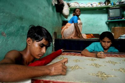 Näharbeiten während eines Stromausfalls im Geneva Camp, 2005(picture alliance/epa-Bildfunk/Abir Abdullah) Näharbeiten während eines Stromausfalls im Geneva Camp, 2005(picture alliance/epa-Bildfunk/Abir Abdullah)