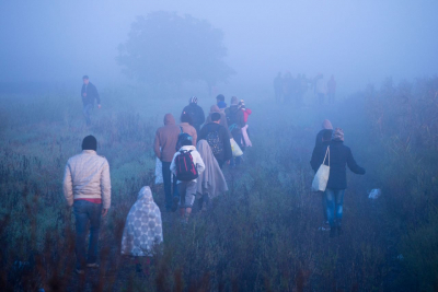 In Röszke, im Südosten Ungarns, überquerten im September 2015 täglich Tausende Menschen aus Syrien die serbische Grenze Richtung Ungarn. Das Foto zeigt aber Flüchtende, die sich nicht in Ungarn registrieren lassen wollten und nach Serbien zurückkehrten, um andere Migrationswege zu finden.(Foto: Erik Marquardt, <https://erik-marquardt.de>) * Übersetzung von Marcel Streng. Dieser Beitrag ist die um ein Postskript ergänzte deutsche Version des Textes: Urgence et Attente. Enquête sur le temps dans les camps contemporains, in: Écrire l’histoire 16 (2016), S. 175-183. Wir danken der Redaktion für die freundliche Erlaubnis zur Übersetzung.