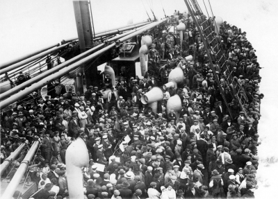 Deutsche Auswanderer an Deck, um 1910(Historisches Museum Bremerhaven; Fotograf und Ort unbekannt) In Form einer Speisekarte mit einem internationalen Menü zeichnete der Schriftsteller und Übersetzer Erich Arendt (1903–1984) die Stationen seines Fluchtwegs. Er war 1933 aus Berlin nach Ascona in die Schweiz geflüchtet und von dort 1934 weiter nach Mallorca. Ab 1936 beteiligte er sich am Spanischen Bürgerkrieg. Nach der Niederlage der Republikaner im März 1939 gelang ihm die Flucht über die Pyrenäen nach Frankreich, wo er nach dem Einmarsch der Wehrmacht in Bassens bei Bordeaux interniert wurde. Durch die Lager-Bekanntschaft mit einem Koch des kolumbianischen Konsuls vermochte er gemeinsam mit seiner Frau 1942 nach Kolumbien auszureisen, wo im Februar 1943 in Bogotá die »Speisekarte« entstand. 1950 kehrten die Arendts nach Deutschland zurück und ließen sich in der DDR nieder.(Akademie der Künste, Berlin, Erich-Arendt-Archiv, Nr. 1153)