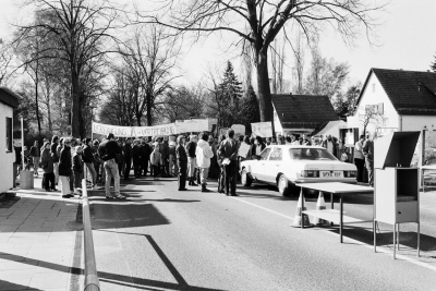 Kleinmachnow wehrt sich gegen das Vermögensgesetz: Demonstrationen am Grenzübergang zu Berlin-Zehlendorf, 8. April 1990 (Foto: Bernd Blumrich, <https://foto-blumrich.de>)