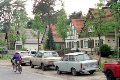 Begehrte Wohnlage am grünen Stadtrand: Seit den 1930er-Jahren war Kleinmachnow beliebt. In den 1990er-Jahren trafen deshalb zahlreiche Eigentumsansprüche aus verschiedenen politischen Systemen aufeinander und sorgten für Unruhe in der Gemeinde. (picture alliance/ZB/dpa-Report/Hubert Link; Foto vom Mai 1991)