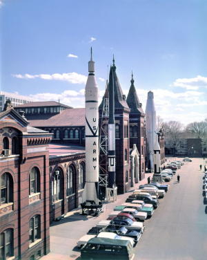 »Rocket Row« auf der Westseite des Arts and Industries Building in Washington, um 1961 (Smithsonian Institution Archives. Image # 73-7185)