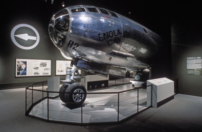»Enola Gay«-Ausstellung im National Air and Space Museum, 1995 (Smithsonian Institution Archives. Image # 95-4624)
