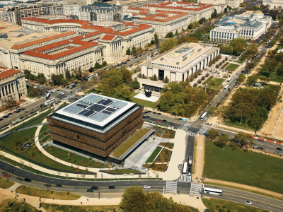 National Museum of African American History and Culture (vorn) (Foto: Alan Karchmer/NMAAHC)