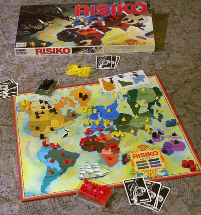 Vor der Indizierung: »Erobern« als Ziel im Brettspiel Risiko (Bundesrepublik Deutschland, 1970er-Jahre). In der ersten deutschen Version von 1961 wurden Bundesrepublik und DDR als zwei getrennte Territorien dargestellt; später gab es dann nur noch das übergreifende Feld »Mitteleuropa«. (Wikimedia Commons, Peter Niemayer, Risiko2, CC BY-SA 3.0, <https://de.wikipedia.org/wiki/Datei:Risiko2.jpg>, <https://creativecommons.org/licenses/by-sa/3.0/legalcode>)