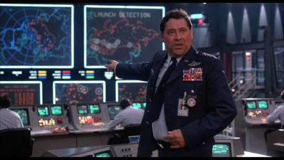 Keiner kann gewinnen: Still aus dem Film »WarGames« (USA 1983), in dem ein Teenager das Computersystem eines Spiele-Herstellers hacken möchte, dabei versehentlich in die Steuerung der US-Atomwaffen eindringt und einen simulierten sowjetischen Angriff auslöst