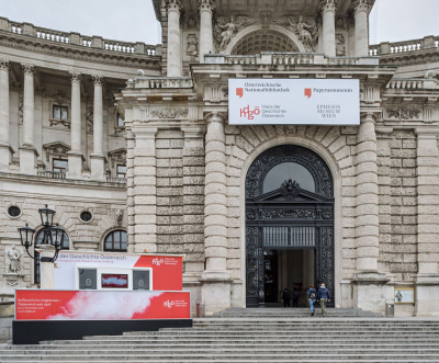 Eingangsportal der Neuen Burg am Heldenplatz in Wien, wo am 10. November 2018 das »Haus der Geschichte Österreich« eröffnet wurde. Zeithistorisch ist vor allem der Balkon der Neuen Burg von Bedeutung, da Adolf Hitler von hier aus am 15. März 1938 den »Anschluss« Österreichs ans Deutsche Reich verkündete. (Foto: Hertha Hurnaus, <https://www.hurnaus.com>)