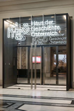 Eingang zum »Haus der Geschichte Österreich«, Mezzanin in der Neuen Burg (Foto: Hertha Hurnaus, <https://www.hurnaus.com>)