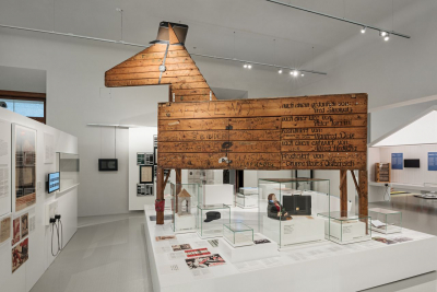 Ausstellungsansicht mit dem »Waldheim-Pferd« nach einem Entwurf des Künstlers Alfred Hrdlicka (1928–2009). Der spätere österreichische Bundespräsident Kurt Waldheim (1918–2007) hatte seine Tätigkeit als Offizier der Wehrmacht in biographischen Angaben ausgelassen und seine Mitgliedschaft bei einer SA-Reiterstandarte im Zuge des Wahlkampfs geleugnet. Dies kommentierte der SPÖ-Chef und Bundeskanzler Fred Sinowatz 1986 so: Er nehme zur Kenntnis, dass nicht Waldheim, sondern nur sein Pferd bei der SA gewesen sei. (Foto: Hertha Hurnaus, <https://www.hurnaus.com>)