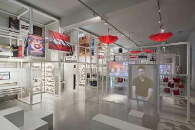 »Haus der Geschichte Österreich«, Ausstellungsteil »Gleiche Rechte«. Mit der Gründung des Hauses begann der Aufbau einer Sammlung, die neben diversen Leihgaben die Basis der Eröffnungsausstellung bildet. Die reduzierte Gestaltung gibt den heterogenen Objektbeständen einen einheitlichen Rahmen; sie strukturiert aber weder die Ausstellung noch die Bedeutungsträger innerhalb einzelner Kapitel in einer die Rezeption begünstigenden Weise. (Foto: Hertha Hurnaus, <https://www.hurnaus.com>)