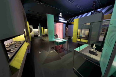 »Haus der Geschichte Niederösterreich«, Ausstellungsansicht. Die Dauerausstellung basiert auf umfangreichen Objektbeständen und ist nicht durchgängig nach Epochen gegliedert, sondern nach Themen und Fragen. (Foto: Niki Gail/Österreichische Akademie der Wissenschaften)