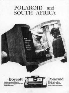 Titelseite eines Pamphlets des Polaroid Revolutionary Workers Movement (PRWM), das im Frühjahr 1971 auf dem Firmengelände der Polaroid Corporation verteilt wurde (African Activist Archive, Private Collection of Caroline Hunter, object ID 32-130-1F7, <http://kora.matrix.msu.edu/files/50/304/32-130-1F7-84-african_activist_archive-a0a8g3-b_12419.pdf>)