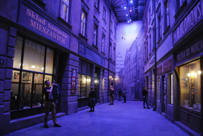 Die Zwischenkriegszeit in Polen wird mit einer typisierten Straße dargestellt. (Foto: Andrzej Hoja)