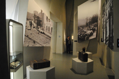 Im Ausstellungsteil zum September 1939 werden unter anderem die Bombardierung der polnischen Zivilbevölkerung, die Massaker an Zivilisten und die massenhafte Flucht vor der Front aufgegriffen. (Foto: Andrzej Hoja)