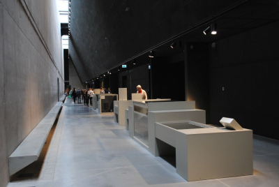 Die Hauptachse des Museums ermöglicht einerseits das Betreten der unterschiedlichen an ihr liegenden Ausstellungsteile, andererseits wird dort der Kriegsalltag in Europa dargestellt. (Foto: Andrzej Hoja)