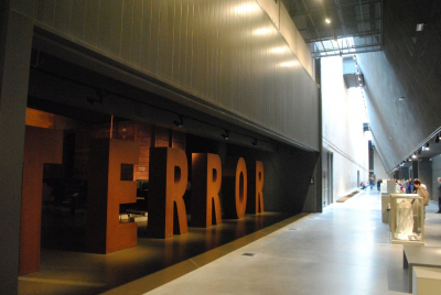 Den Ausstellungsteil zum »Terror« (sowjetischer und deutscher Terror gegen die polnische Zivilbevölkerung, sowjetische und deutsche Deportationen, nationalsozialistische Zwangsarbeit sowie Konzentrationslager und Holocaust) betritt der Besucher durch die Buchstaben TERROR. (Foto: Andrzej Hoja)