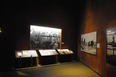 Der Einstieg in den Holocaust wird beschrieben mit Hilfe von Raul Hilbergs Trias der Täter, Opfer und Bystander. Diese Unterscheidung zieht sich durch den gesamten Ausstellungsteil zum Holocaust. (Foto: Andrzej Hoja)
