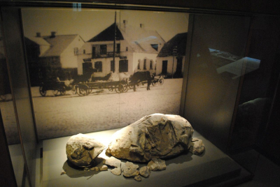 Das Pogrom von nichtjüdischen Polen an jüdischen Nachbarn in Jedwabne (10. Juli 1941) wird an zentraler Stelle mit symbolischen Objekten thematisiert – hier eine zerstörte Lenin-Statue, die zu erschossenen Juden in ein Massengrab geworfen wurde. (Foto: Andrzej Hoja)