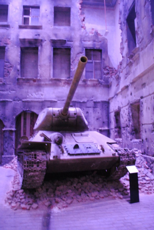 Die polnische Straße vom Anfang der Ausstellung wird am Ende als Bild der Zerstörung wieder aufgegriffen. In der Mitte steht ein sowjetischer T-34 – Symbol für Befreiung wie für neue Unterdrückung in Ostmitteleuropa. (Foto: Andrzej Hoja)