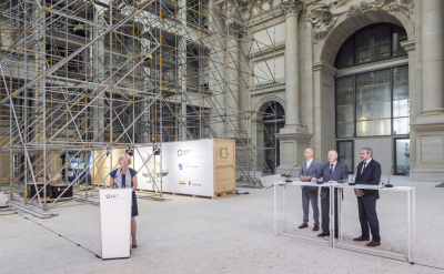 Kulturstaatsministerin Monika Grütters im Mai 2018 beim Eintreffen des ersten Großobjekts aus Dahlem, eines Boots von den Luf-Inseln bei Papua-Neuguinea, im Humboldt Forum; ganz rechts Hermann Parzinger, Präsident der Stiftung Preußischer Kulturbesitz (Foto: Stiftung Humboldt Forum/David von Becker)