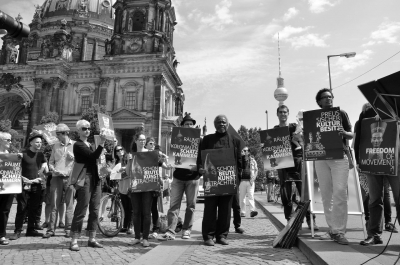 »SIE feiern in Weiß, WIR trauern in Schwarz«: »Nichtfest« der Initiative »No Humboldt 21!« auf dem Schlossplatz anlässlich des Richtfests im Juni 2015 (Foto: Yusuf Beyazit, <https://www.flickr.com/photos/yusufbeyazit/sets/>)
