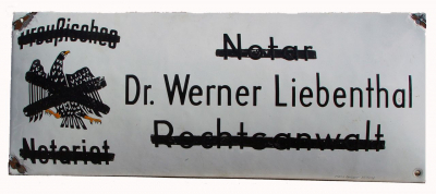 Kanzleischild von Dr. Werner Liebenthal (1888–1970) in Berlin-Schöneberg nach dem Berufsverbot. Liebenthal floh 1939 mit seiner Familie nach Palästina. Das Schild befindet sich heute in der Sammlung des Jüdischen Museums Berlin. (Wikimedia Commons, Etan J. Tal, LiebenthalRechtsanwalt2, CC BY-SA 3.0)