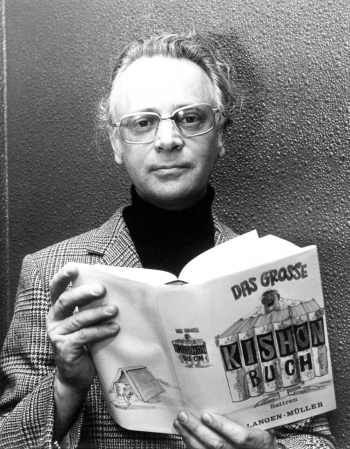 Ephraim Kishon bei einer Lesung in Hamburg, 27. Januar 1974, mit einem seiner Bücher aus dem Verlag Langen Müller (picture-alliance/dpa/Heidtmann)