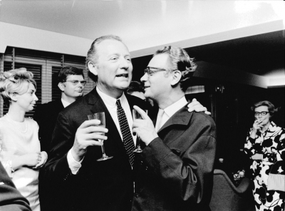 Ein enges Verhältnis: Ephraim Kishon (rechts) und Axel Cäsar Springer bei einem Empfang im 13. Stock des Hamburger Verlagshauses, im Anschluss an die Theaterpremiere von Kishons Stück »Zieh den Stecker raus, das Wasser kocht« am 27. Mai 1969 in den Hamburger Kammerspielen (Unternehmensarchiv der Axel Springer SE/Krüger)