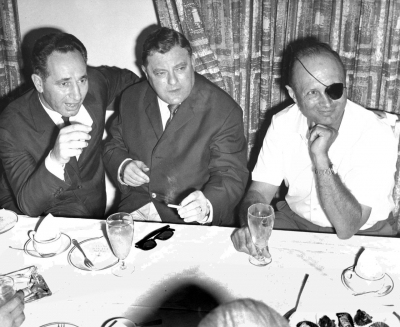 Franz Josef Strauß und Shimon Peres waren die Organisatoren der geheimen deutschen Waffenlieferungen an Israel zu Beginn der 1960er-Jahre. Wenige Monate nach seinem Rücktritt als Verteidigungsminister besuchte Strauß das Land. Das Foto zeigt ihn mit dem damaligen stellvertretenden Verteidigungsminister Peres und Agrarminister Moshe Dayan auf dem Flughafen von Tel Aviv, 27. Mai 1963. (picture-alliance/AP Images)