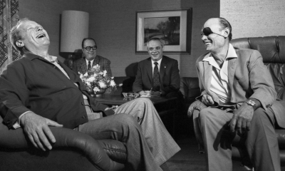 Der erste offizielle Besuch eines deutschen Bundeskanzlers in Israel: Willy Brandt beim Treffen mit Verteidigungsminister Moshe Dayan, 7. Juni 1973. Nahostpolitisch bekannte sich Brandt zur »Ausgewogenheit«. Anders als unter Adenauer, so hatte er nach seinem Amtsantritt 1969 öffentlich und intern bekräftigt, solle Israel von der Bundesrepublik keine Waffen mehr erhalten. (picture-alliance/akg-images/Hugues Vassal)