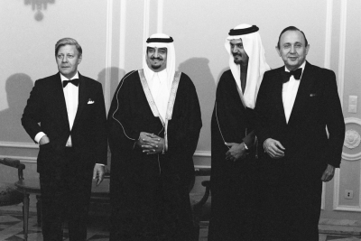 Als Abnehmer westdeutscher Rüstungsgüter rangierte Saudi-Arabien in der Schmidt/Genscher-Ära weit vor Israel, trotz der Verwicklung des Königreiches in den Nahostkonflikt. 1977 etwa billigten Kanzler und Außenminister die Lieferung einer kompletten Maschinengewehr-Fabrik an die Saudis. Das Foto zeigt die beiden zusammen mit Kronprinz Fahd Bin Abdul Aziz (zweiter von links) und Außenminister Saud Ibn Faisal anlässlich eines Abendessens in Bonn, 21. Juni 1978. (Bundesregierung, B 145 Bild-00170942, Foto: Ulrich Wienke)