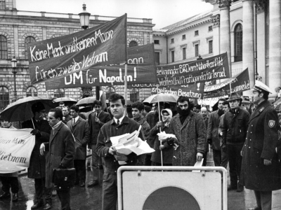 »Keine Mark und keinen Mann für ein zweites Vietnam«. Beim Besuch des israelischen Außenministers Abba Eban im Februar 1970 demonstrierten arabische Studenten und Mitglieder der marxistisch-leninistischen Jugendorganisation »Rote Garde« in München gegen die israelische Besatzungspolitik sowie gegen bundesdeutsche Rüstungslieferungen. (Fritz Neuwirth/Süddeutsche Zeitung Photo)