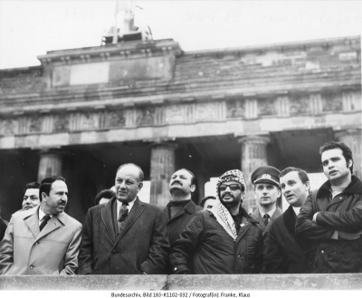 Jassir Arafat mit einer PLO-Delegation am Brandenburger Tor in Ost-Berlin, den Blick nach Westen gerichtet, 2. November 1971 (Bundesarchiv, Bild 183-K1102-032, Foto: Klaus Franke)
