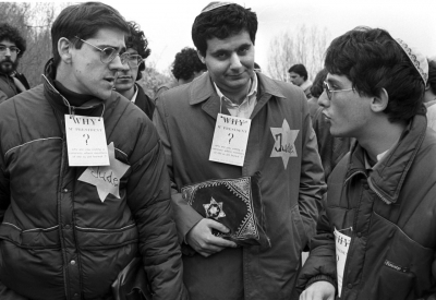 5. Mai 1985: Gegen den Besuch von Bundeskanzler Kohl und US-Präsident Reagan auf dem Bitburger Soldatenfriedhof demonstrieren zahlreiche Menschen, darunter jüdische Student*innen aus dem In- und Ausland. (picture-alliance/Thomas Wattenberg)
