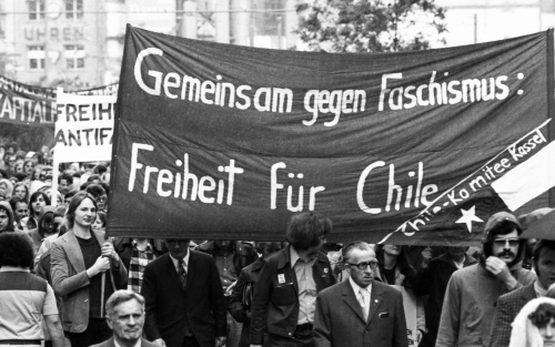 ›Together against Fascism: Freedom for Chile‹. Demonstration of more than 40,000 people from Germany, Italy, Chile, Greece, Spain, and other countries, Frankfurt am Main, 10 May 1975 – thirty years after the end of World War II and the ›fascist‹ Hitler regime. (picture-alliance, photo: Klaus Rose)