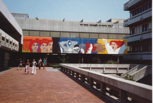 A colorful, huge and highly symbolic mural at the University of Bremen, painted in 1976 by the Brigada Luis Corvalán with the assistance of West German art students. This mural, originally one of three parts, measures 3 by 21 meters. Having suffered weather damage after some decades, it was reconstructed on a smaller scale in 2014. (University Archive Bremen, 7/B-Nr. 69/4, photo: Marlis Glaser, 1976 or later)