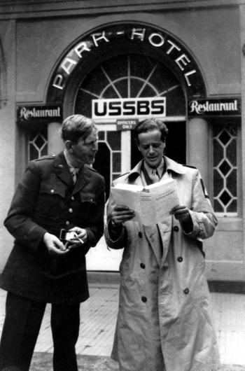 Die britischen Schriftsteller W.H. Auden (1907–1973) und James Stern (1904–1993) in Bad Nauheim. Beide waren 1939 aus Europa in die USA geflüchtet und kamen 1945 als Mitarbeiter des United States Strategic Bombing Survey nach Deutschland. Über seine dortigen Erfahrungen veröffentlichte Stern das Buch »The Hidden Damage« (New York 1947; auf Deutsch erst Jahrzehnte später erschienen: Die unsichtbaren Trümmer. Eine Reise im besetzten Deutschland 1945. Übersetzt und mit Anmerkungen versehen von Joachim Utz, Klaus Binder, Bernd Leineweber, Frankfurt a.M. 2004). (picture-alliance/TopFoto)