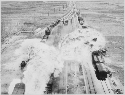 Luftangriff mit Napalm-Bomben auf eine Bahnstrecke in Nordkorea (National Archives at College Park/Public Domain; April 1951)